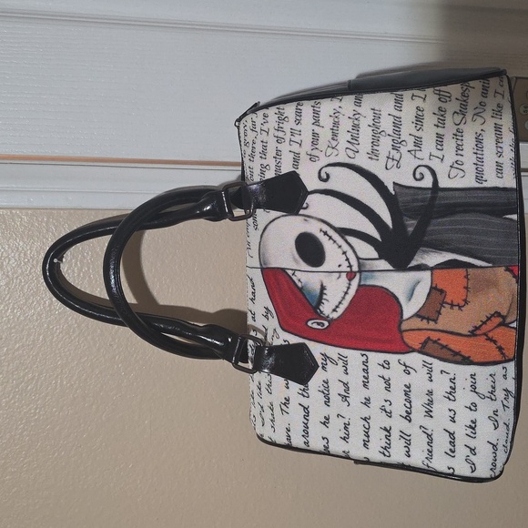 Stylish Black and White Handbag with Unique Design - Picture 2 of 5